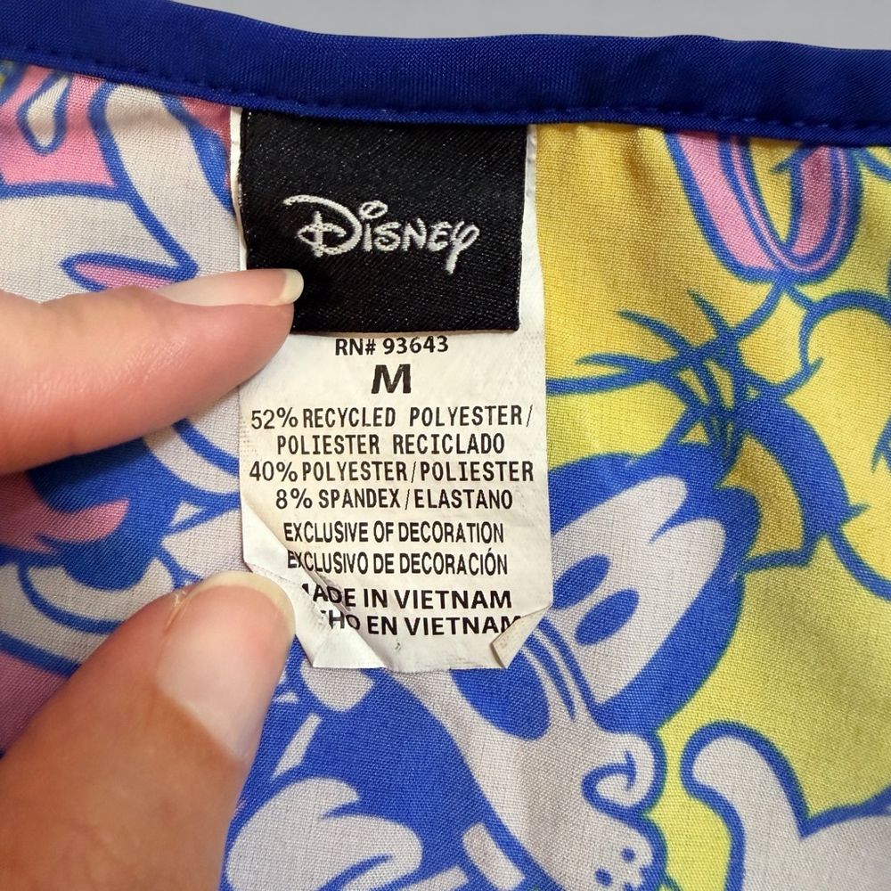 Disney Scrub Top Women’s M Mickey Minnie Pluto V-Neck Pockets Nurse Medical - Picture 3 of 13